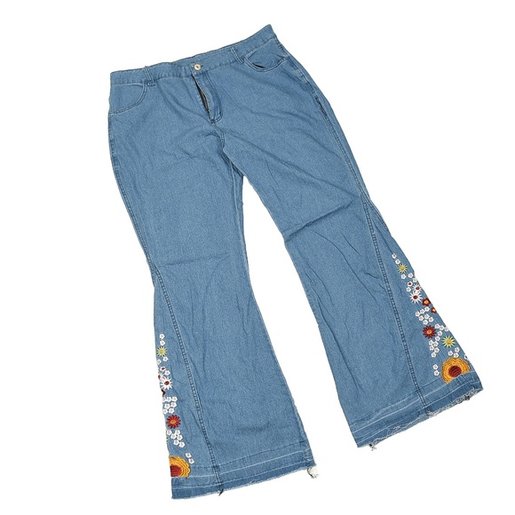 Flare Jeans with embroidered flowers. - Picture 1 of 5